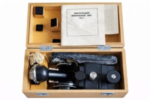 UNIKATOWY MIKROSKOP Z IMMERSJĄ MBI-4 z 1953 r.