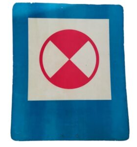 znak drogowy pełnowymiarowy - punkt zbiórki pojazdów uszkodzonych