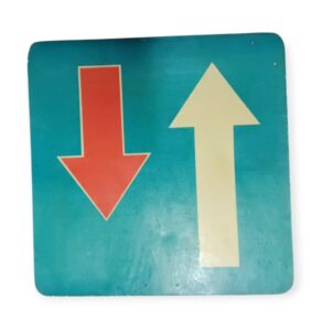 znak drogowy pełnowymiarowy - pierwszeństwo na zwężonym odcinku drogi