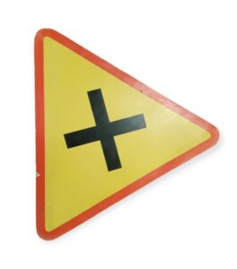 znak drogowy pełnowymiarowy - skrzyżowanie dróg